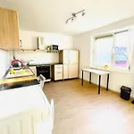 Ferienwohnung Fuer 4 Personen, U-Bahn, Autobahn Naehe, Balkon
