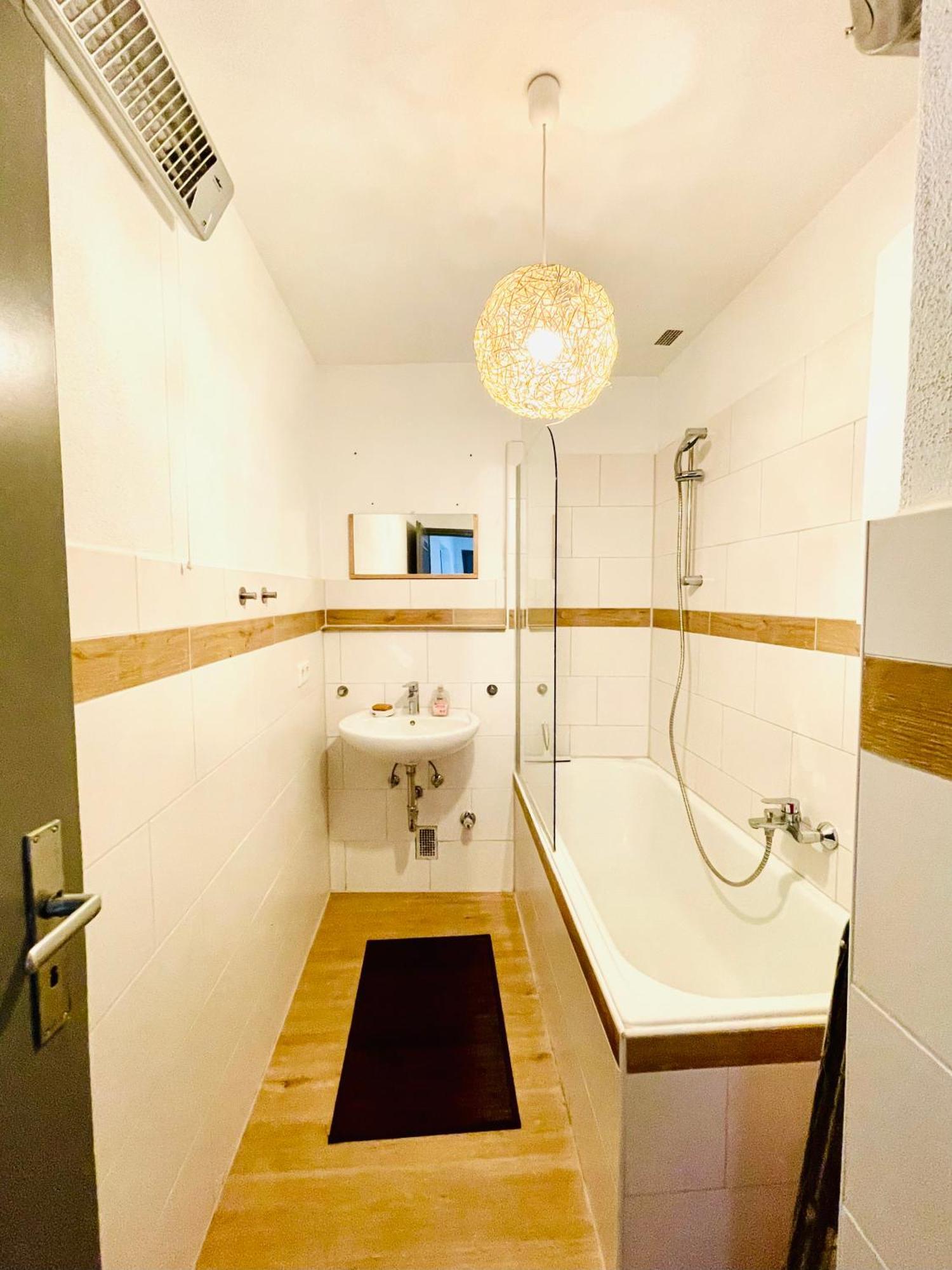 Fuer 4 Personen, U-bahn, Autobahn Naehe, Balkon Apartment *