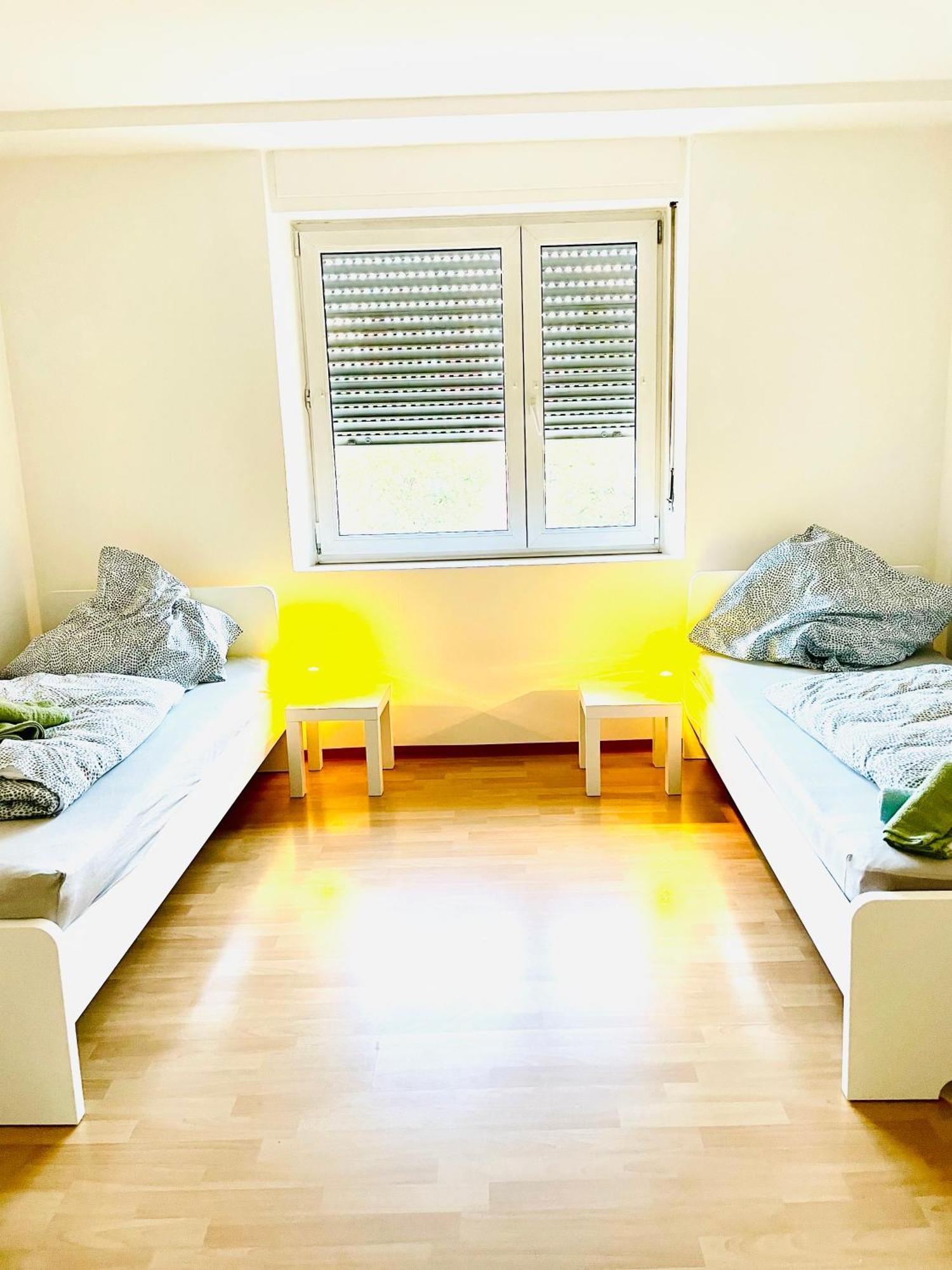 Apartment Fuer 4 Personen, U-bahn, Autobahn Naehe, Balkon