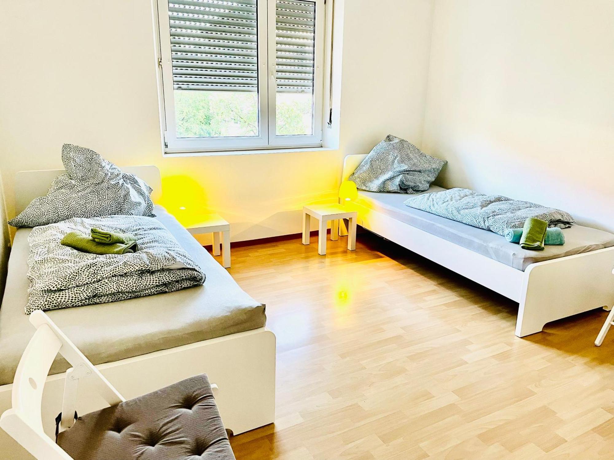 Fuer 4 Personen, U-bahn, Autobahn Naehe, Balkon Apartment *